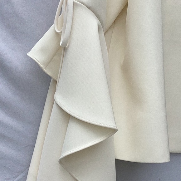 Elegant Vince Camuto short winter white jacket. Size 12 - Picture 4 of 10